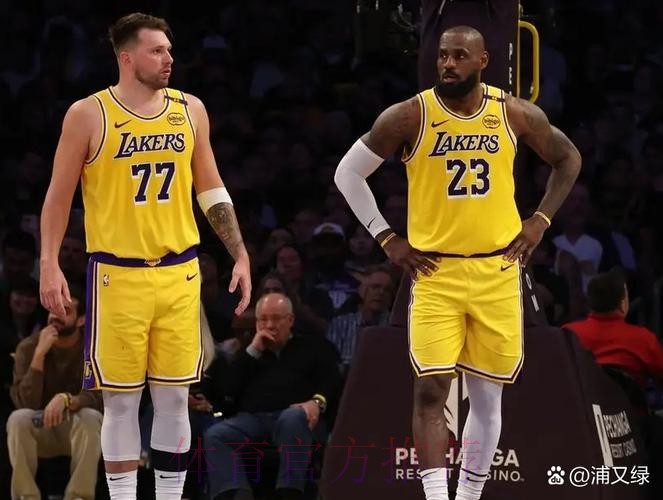 西蒙斯:拿红牌前只想帮助球队;目前还没达到想要的状态 西蒙斯:拿红牌前只想帮助球队;目前还没达到想要的状态